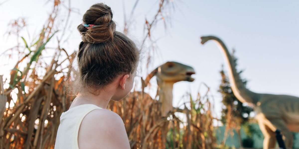 dziewczynka w parku dinozaurów