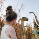 dziewczynka w parku dinozaurów