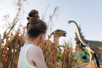 dziewczynka w parku dinozaurów