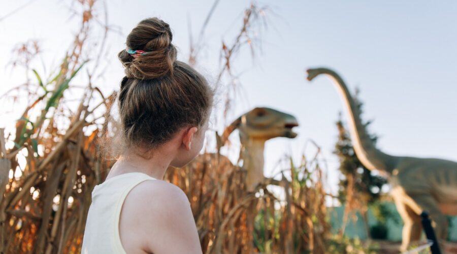 dziewczynka w parku dinozaurów