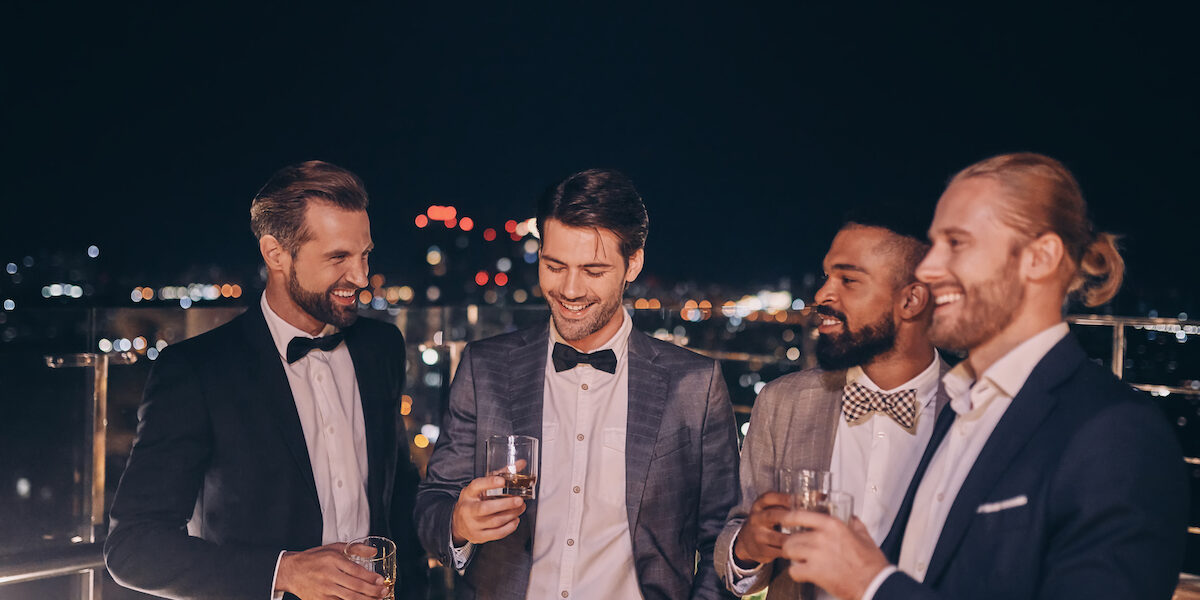 Jak wybrać idealny garnitur na letnie wesele?